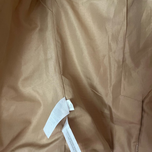 Ann Taylor beautiful Petite Blazer for Women. - Picture 4 of 16